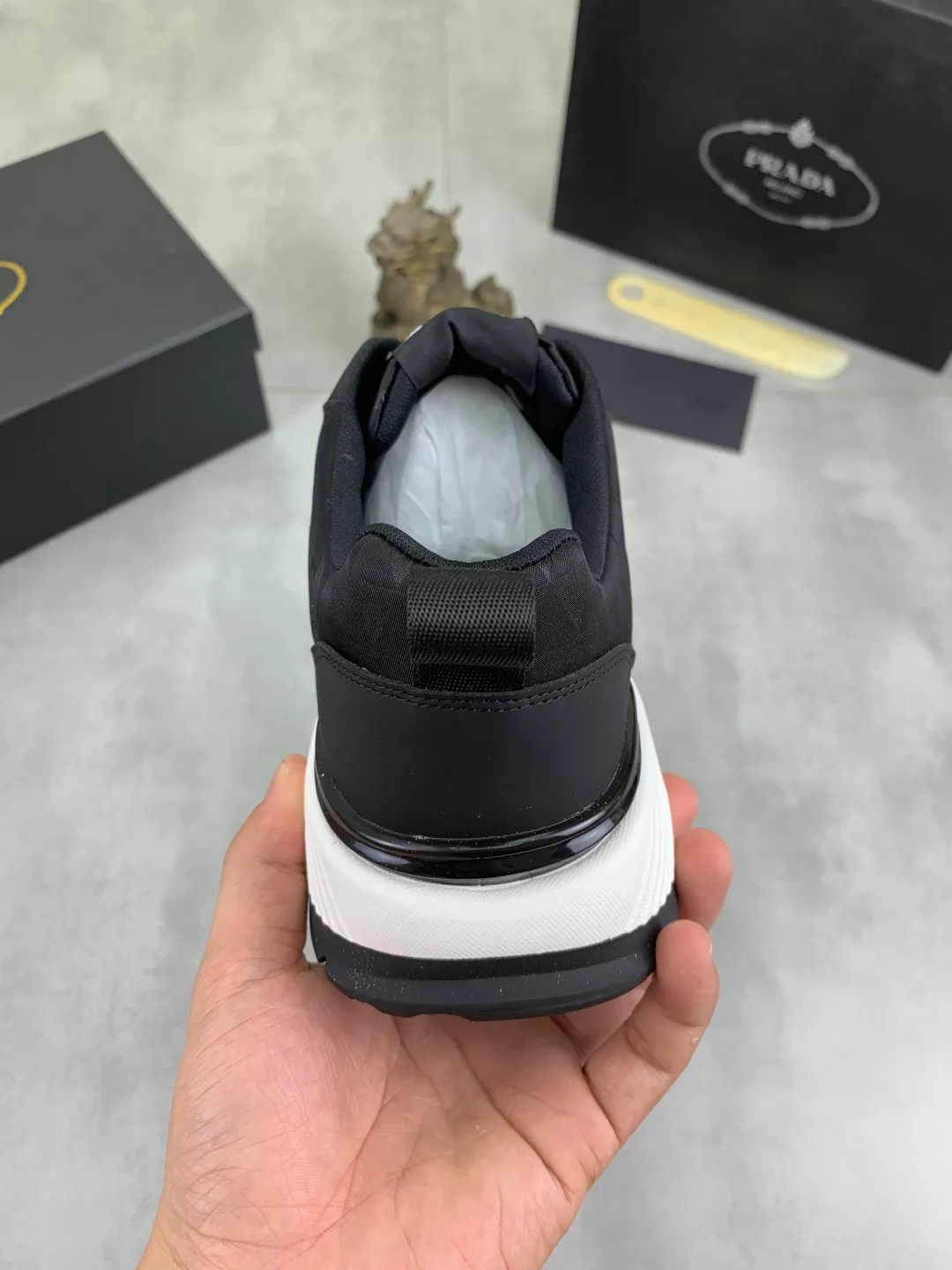 Men's shoes 💰P460💰 [New style] The official website classic popular model is on the market, and it will never go out of style for a century. 🆘 The trendy brand (Prada) mainly promotes popular models, avant-garde and versatile fashionable men's shoes private version molding, cowhide surface splicing 1:1 oil edge treatment... fashionable and simple, original imported cowhide and lining cowhide feet; the atmosphere and personality are more fashionable, eye-catching and pursuing class. It will subvert the old idea and be a must-have for fashion trendsetters with you! Must keep it for yourself! High-end comfort, high-end quality workmanship. Code number: 38-44 (45 customized) 2️⃣ colors available. full package
